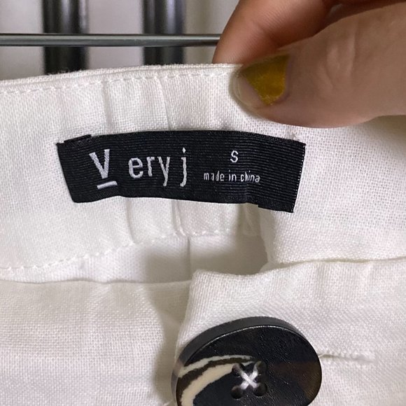 Very J White Linen High Waisted Shorts - Size S - Worn Once - Perfect for Summer - Picture 2 of 4